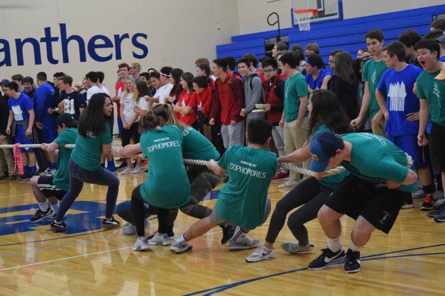 Sophomores+pull+with+all+of+their+might+in+Olympic+Week+Tug-of-War.