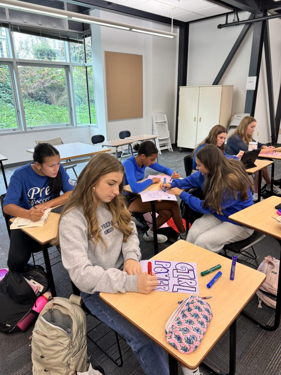 Students make posters at a recent Feminist Interest Group meeting.